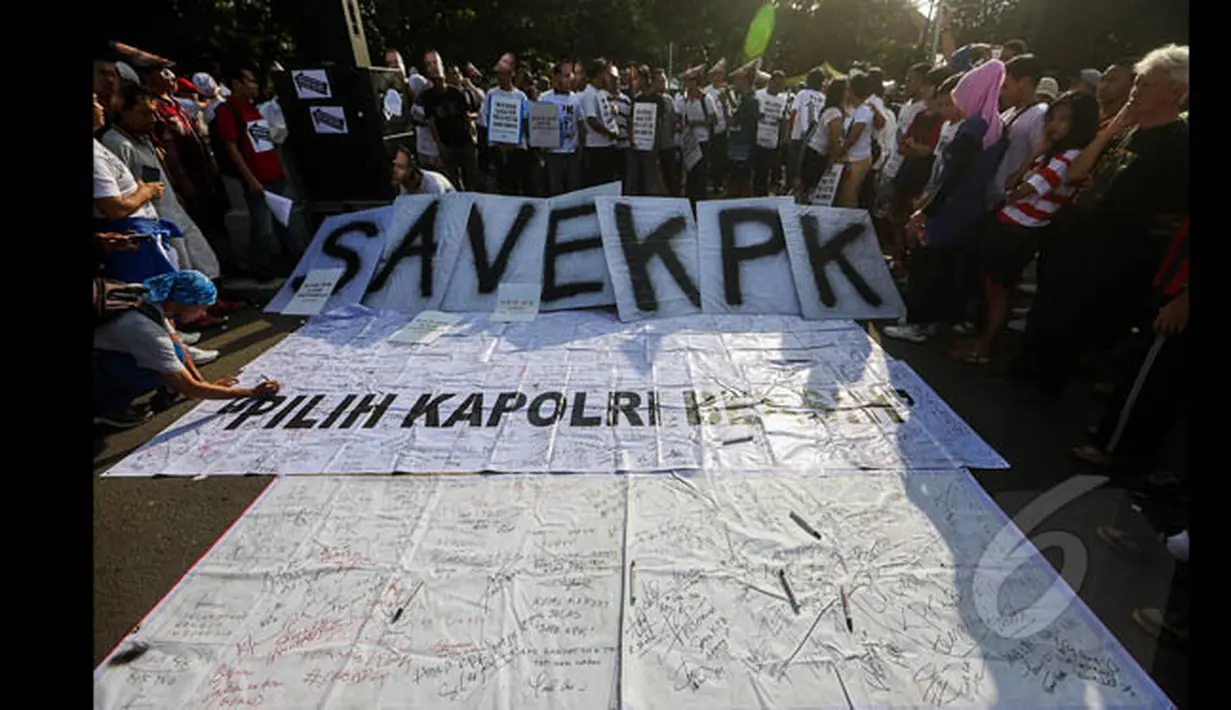 Aksi tersebut mengkampayekan dukungan dan cinta pada KPK serta Polri yang bersih, Jakarta, Minggu (25/1/2015). (Liputan6.com/Faizal Fanani)