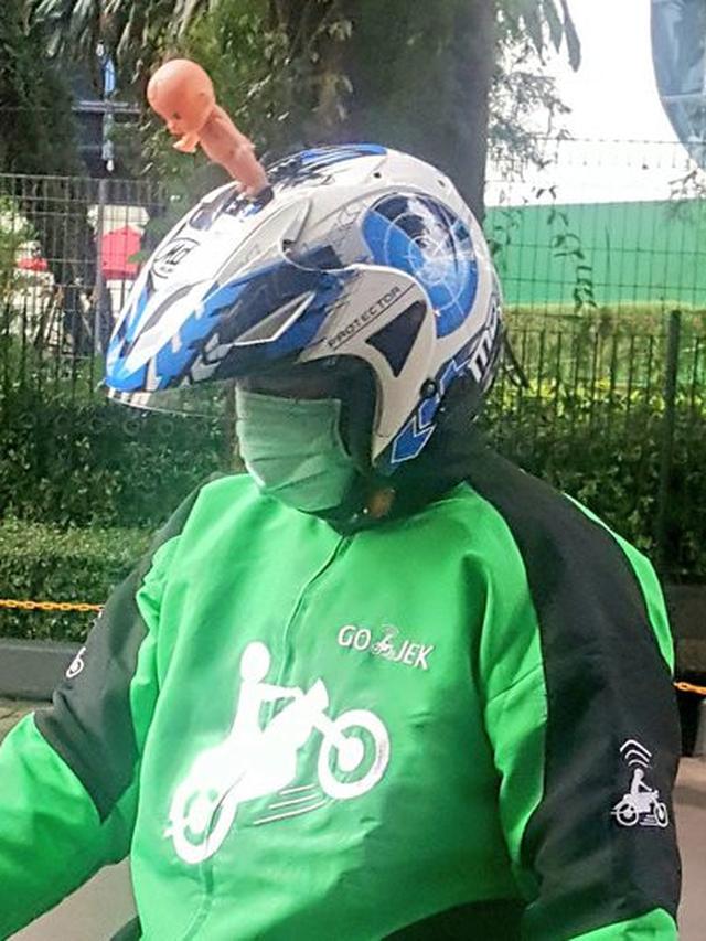 6 Aksesoris Tambahan di Helm Ojek Online Ini Kelewat Unik, Kocak