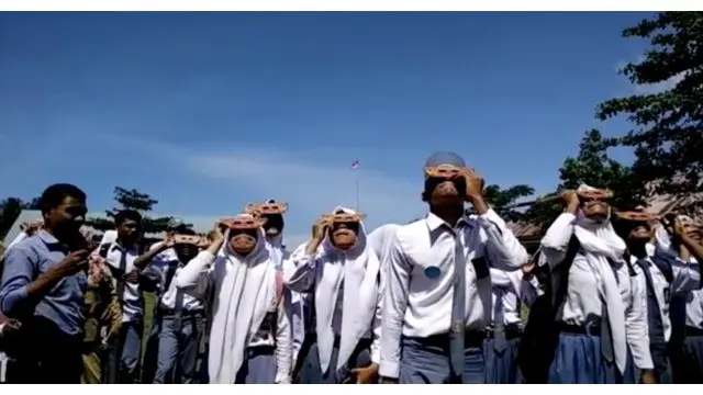 NEWSPLUS: Pelajar SMA dan SMK Berlatih Melihat Gerhana Matahari yang Aman