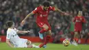 Penyerang Liverpool,Mohamed Salah berusaha melewati pemain Leeds United, Luke Ayling selama pertandingan lanjutan Liga Inggris di stadion Anfield di Liverpool, Inggris, Kamis (24/2/2022). Liverpool menang telak atas Leeds United 6-0.  (AP Photo/Jon Super)