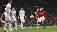 Luke Shaw yang sudah lama tidak diturunkan oleh Ralf Rangnick kali ini bermain sangat apik. Dia memperoleh kesempatan saat menggiring bola dari tengah lapangan. Namun sayang tembakan kerasnya dari luar kotak penalti masih melebar tipis disamping gawang Burnley. (AP Photo/Rui Vieira)