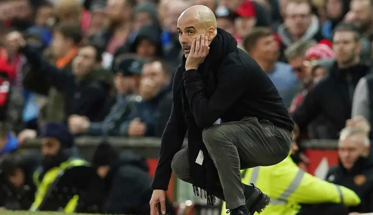 Ekspresi pelatih Manchester City Pep Guardiola saat menyaksikan anak asuhnya menghadapi Manchester United pada pertandingan Liga Inggris di Old Trafford, Manchester, Inggris, Minggu (8/3/2020). Manchester United menang 2-0. (AP Photo/Dave Thompson)