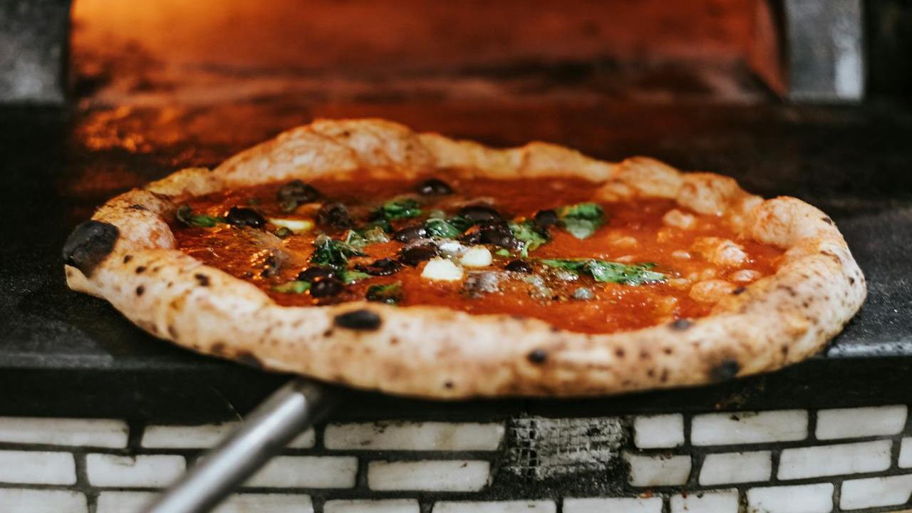 Ilustrasi Pizza dan Oven Tradisional