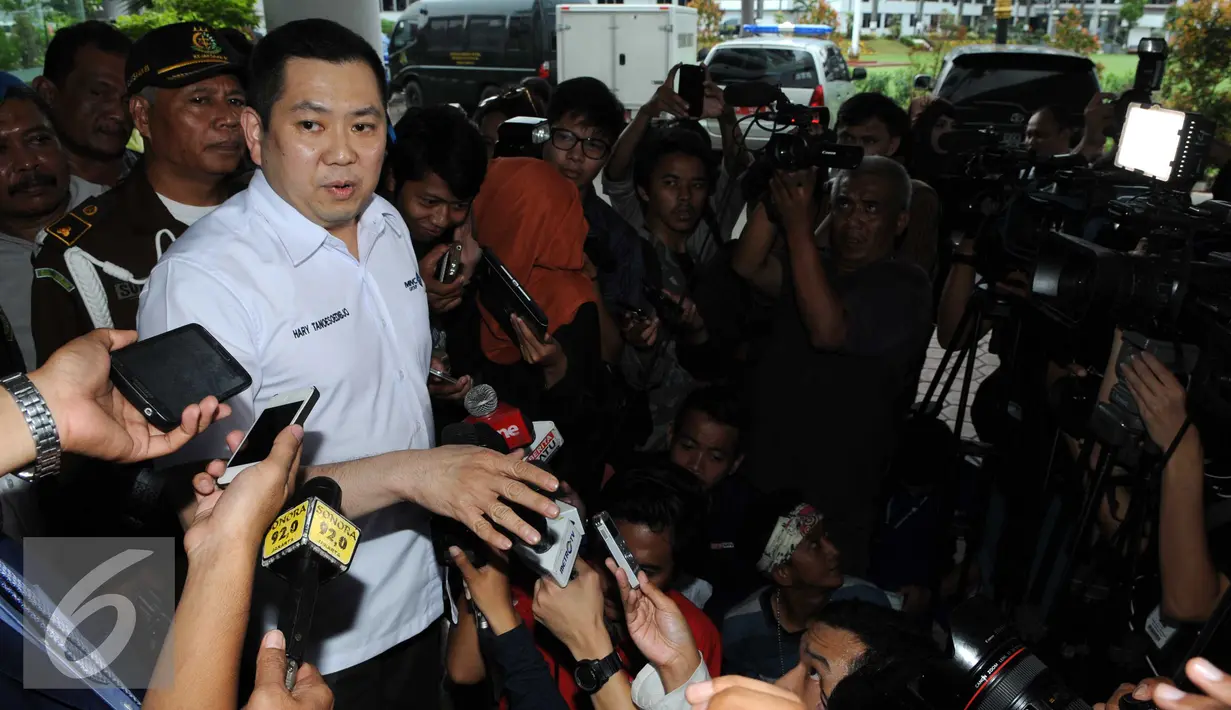Bos MNC Group, Hary Tanoesoedibjo saat ditanya wartawan di Gedung Bundar Kejaksaan Agung, Jakarta, Kamis (17/3). Hary Tanoesoedibjo memenuhi panggilan penyidik Kejaksaan Agung untuk dimintai keterangannya sebagai saksi. (Liputan6.com/Helmi Afandi)