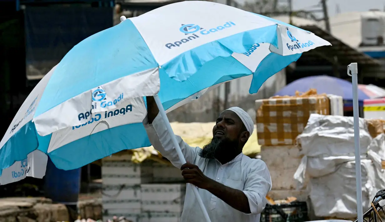 <p>Gelombang panas semakin parah pasca ibukota Delhi mencatat suhu tertinggi mereka di nyaris 50 derajat Celcius. (Arun SANKAR/AFP)</p>