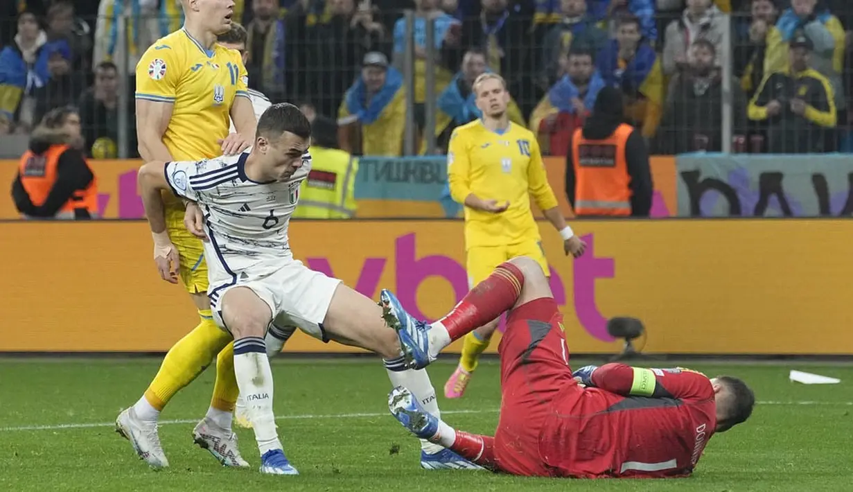 Kiper Italia, Gianluigi Donnarumma, melakukan penyelamatan saat melawan Ukraina dalam duel matchday 10 Kualifikasi Euro 2024 Grup C di Stadion BayArena, Jerman, Selasa, (21/11/2023). Kiper PSG ini sukses menjadi pahlawan berkat penyelamatan penting di bawah mistar gawang Gli Azzuri. (AP Photo/Martin Meissner)