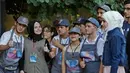 Sejumlah anak down syndrome Abdel Rahman foto bersama selama festival "Sham gather us" di Damascus (11/7). Enam belas anak laki-laki dan perempuan down syndrome bekerja di Cafe Sucet melayani pelanggan. (AFP Photo/Louai Beshara)
