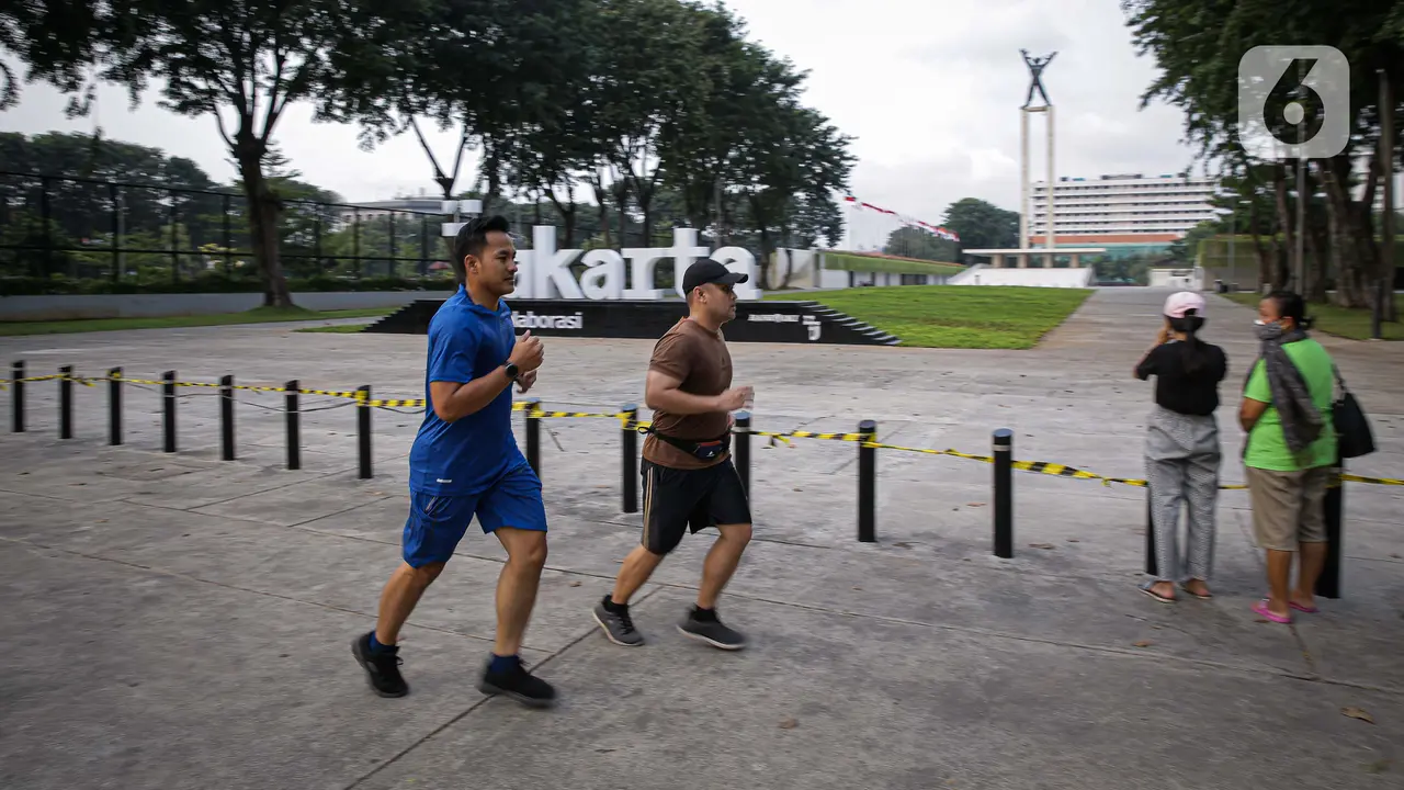 FOTO: Warga Manfaatkan Trotoar Lapangan Banteng untuk Berolahraga