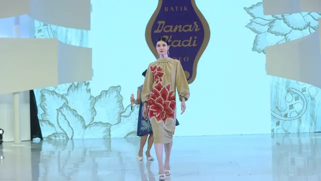 Rayakan Hari Jadi ke-57, Batik Danar Hadi Tampilkan Keindahan Kembang Parang dalam Siluet Modern