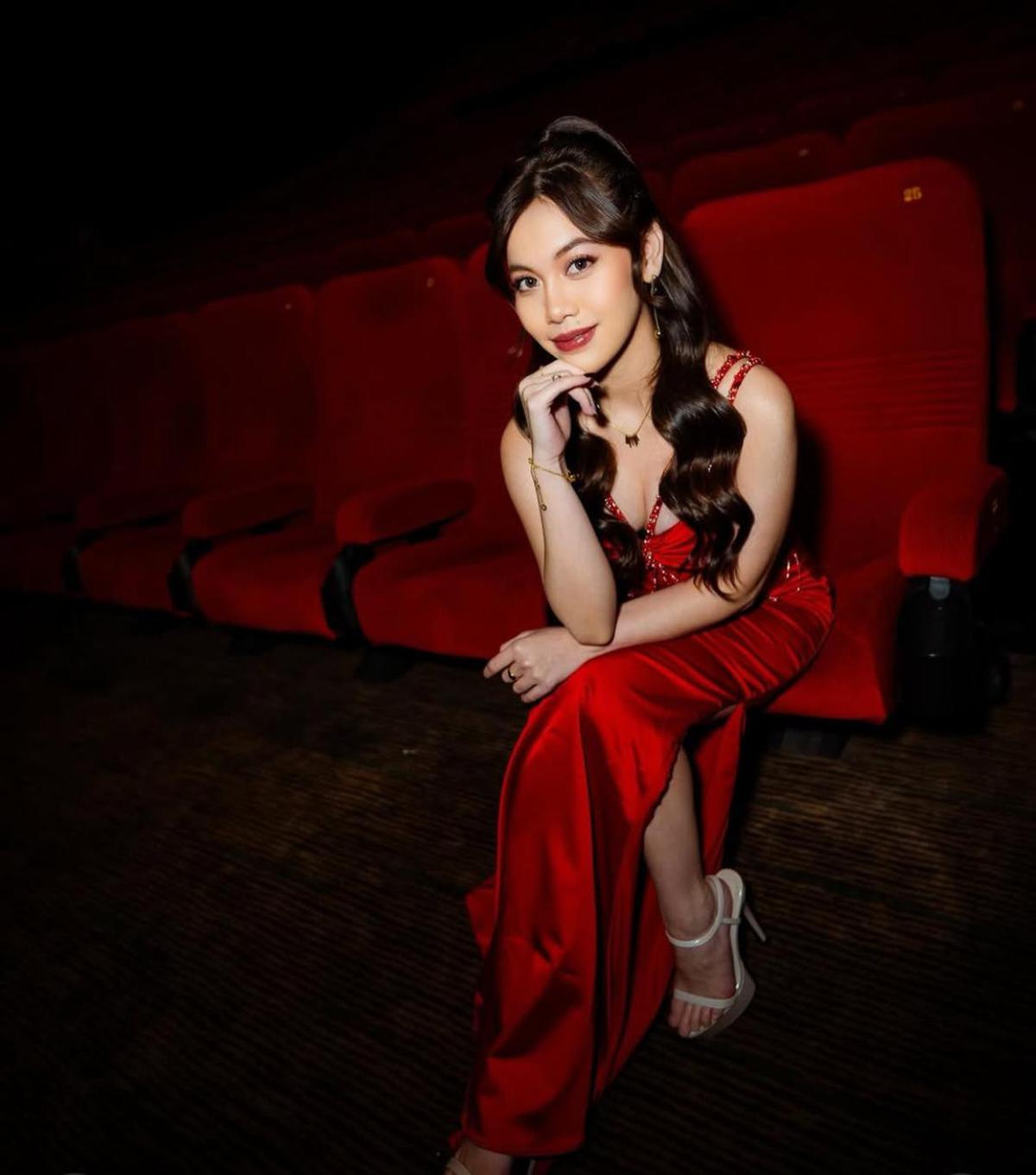 Pesona Frislly Herlind di Gala Premiere 'DESA MATI', Menawan dengan Gaun Merah