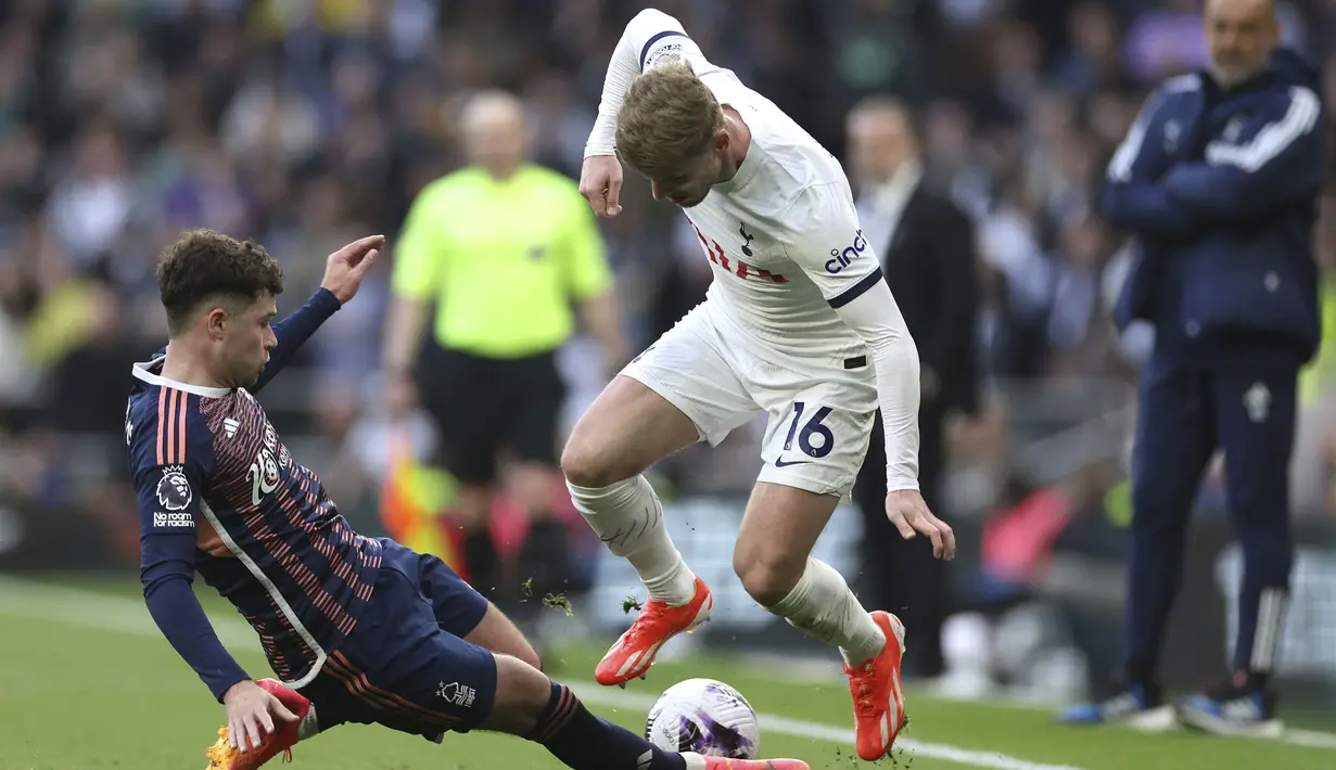 Striker Tottenham Hotspur, Timo Werner (kanan) berebut bola dengan bek Nottingham Forest, Neco Williams pada laga pekan ke-32 Premier League 2023/2024 di Tottenham Hotspur Stadium, London, Minggu (7/4/2024) malam. (AP Photo/Ian Walton)