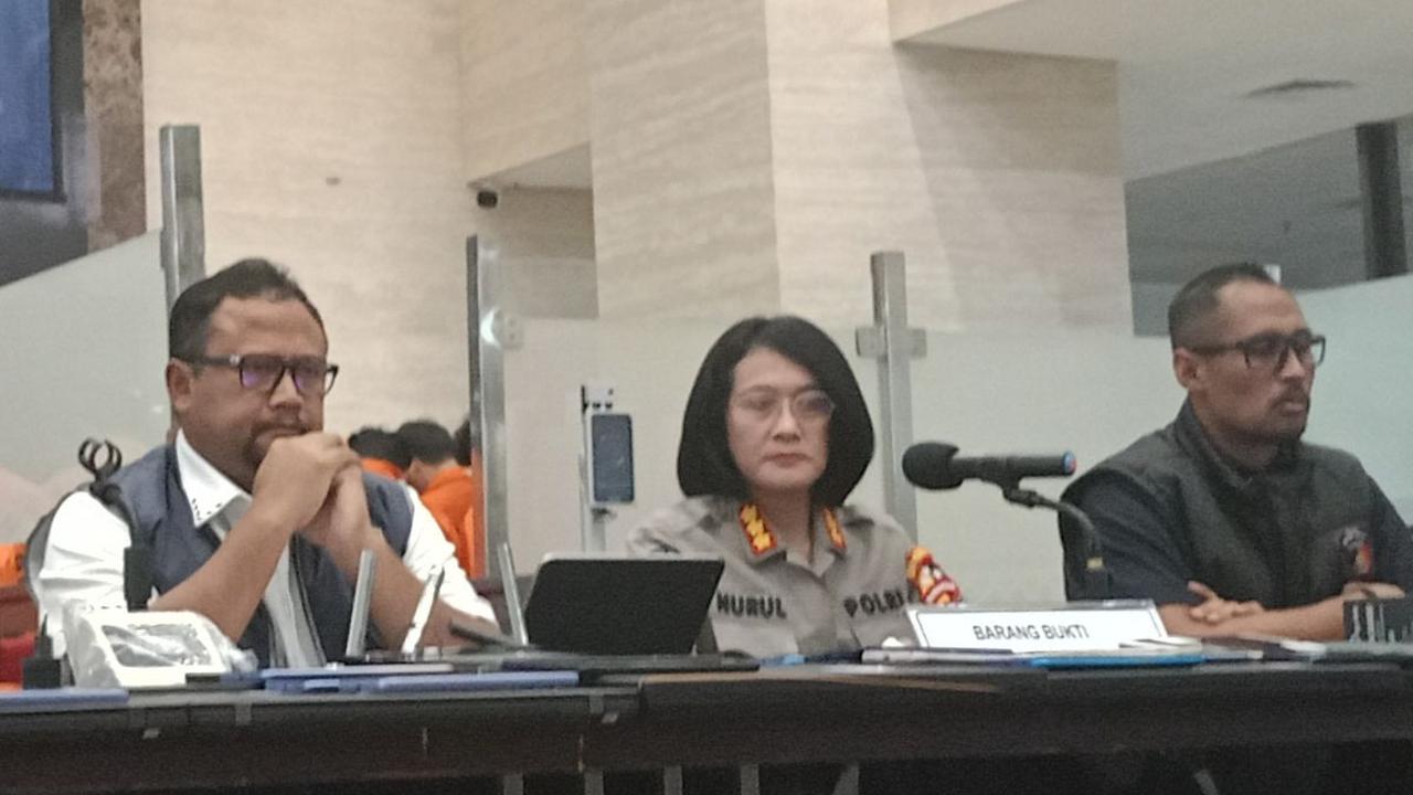Bikin Sempit Bareskrim, Begini Penampakan 31 Tersangka Judi Online Berbaju Oranye