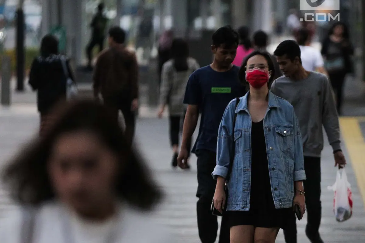 Udara Jakarta Buruk, Warga Beraktivitas Pakai Masker