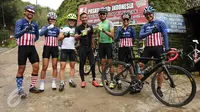 Pebalap sepeda, M Fadli berpose bersama rekan setimnya di sela-sela latihan di kawasan Puncak Cianjur, Bogor, Kamis (23/2). Di Asia Paracycling 2017, M Fadli akan turun di kelas C4 atau kategori cacat kaki di bawah lutut. (Liputan6.com/Helmi Fithriansyah)