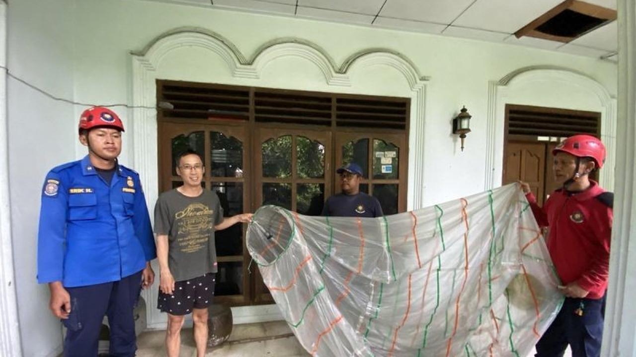 Evakuasi Balon Udara Tulungagung: Damkar Amankan Balon Berisi Petasan di Kabel Listrik