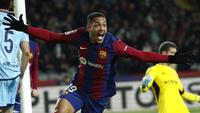 Vitor Roque dari Barcelona melakukan selebrasi setelah mencetak gol ke gawang Osasuna dalam pertandingan sepak bola La Liga Spanyol antara Barcelona dan Osasuna di stadion Olimpic Lluis Companys di Barcelona, Spanyol, Rabu, 31 Januari 2024. (AP Photo/Joan Monfort)
