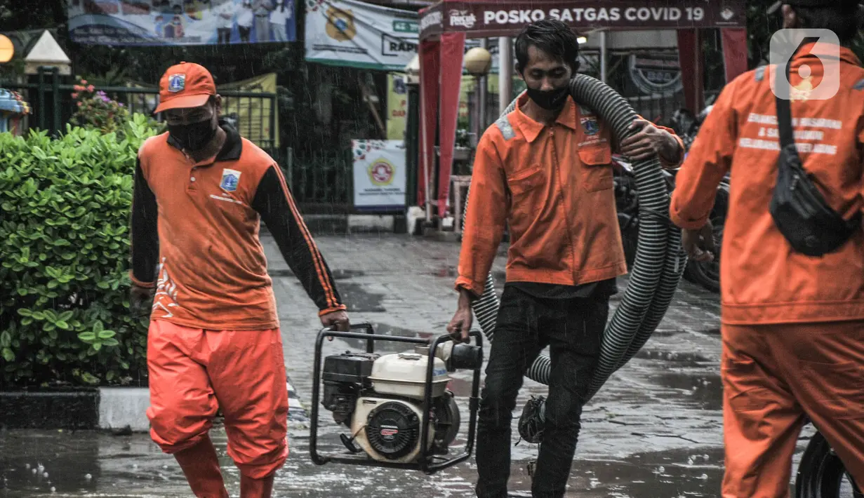 Petugas PPSU menyiapkan perlengkapan SAR saat kegiatan antisipasi banjir di Posko Siaga Bencana Kelurahan Sunter Agung, Jakarta, Senin (18/10/2021). Kegiatan dalam rangka memeriksa kesiapan tim dan perlengkapan SAR untuk penanganan banjir saat musim penghujan. (merdeka.com/Iqbal S. Nugroho)