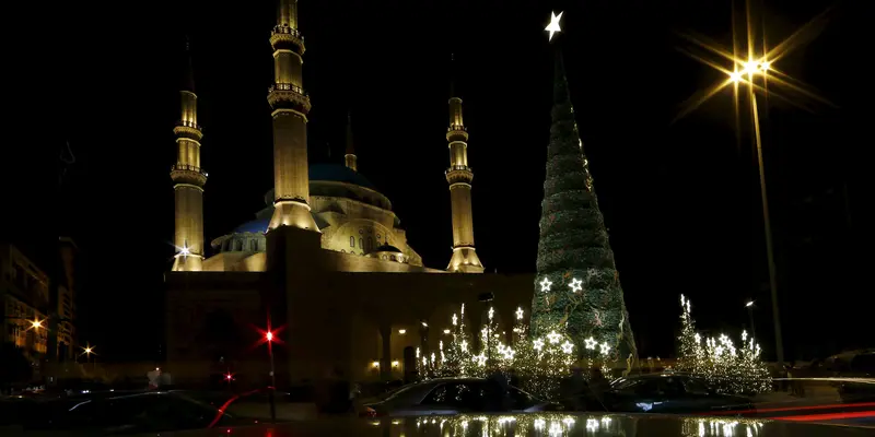 20151213-Toleransi Beragama, Masjid Ini Pasang Pohon Natal Raksasa-Lebanon