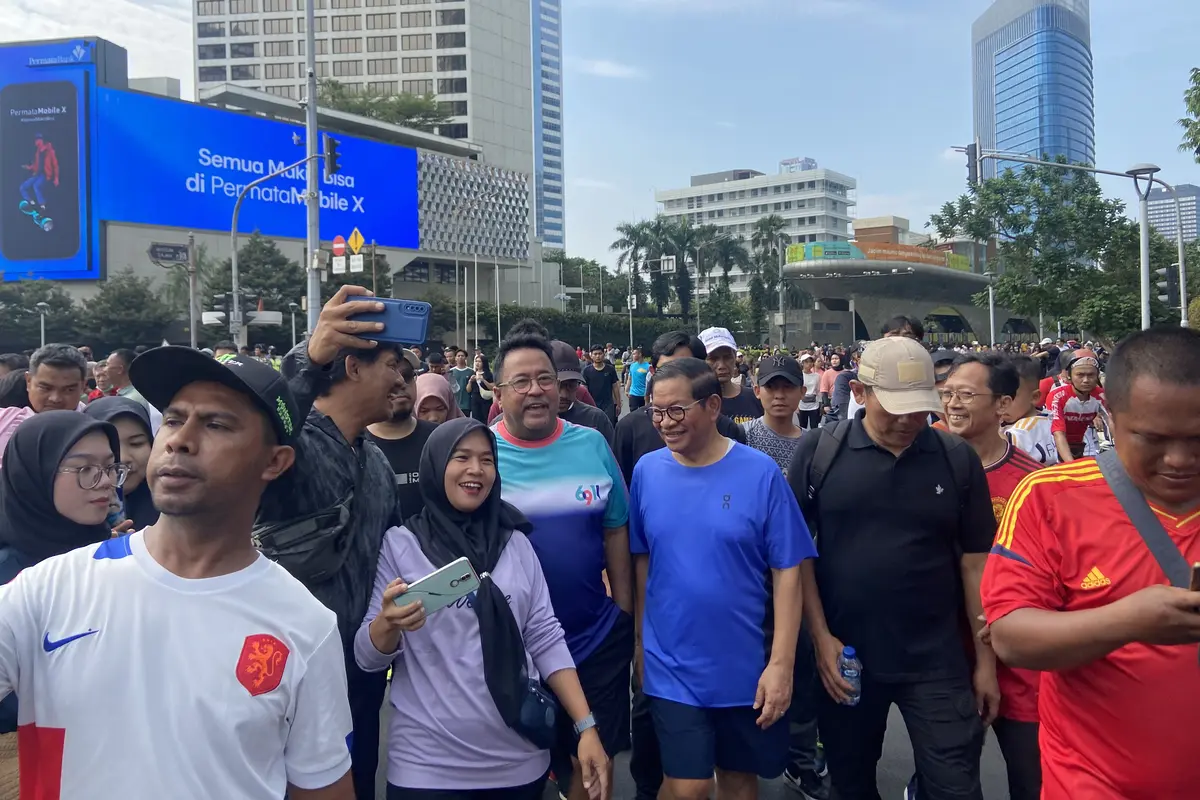 Pasangan bakal calon gubernur dan bakal calon wakil gubernur Jakarta, Pramono Anung-Rano Karno menyambangi kawasan car free day di Bundaran Hotel Indonesia (HI) Jakarta, Minggu (1/9/2024). (Liputan6.com/Muhammad Radityo Priyasmoro)