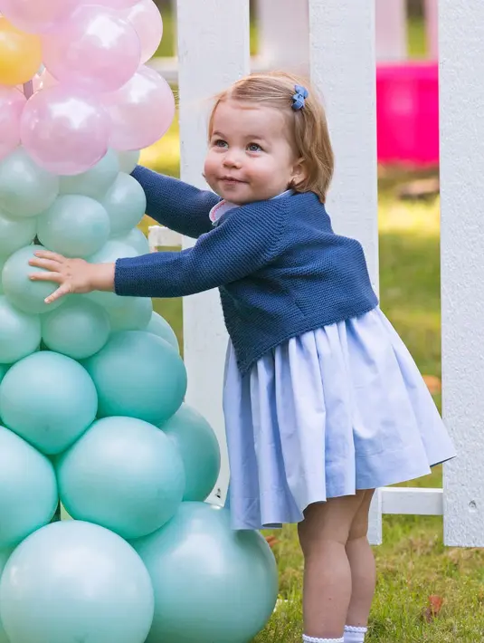 Foto ini diambil pada tahun 2016. Nampaknya Princess Charlotte bahagia banget ya main degan balon! (Cosmopolitan)