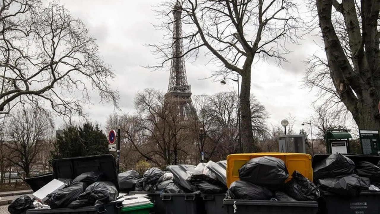 Tumpukan sampah menjadi pemandangan lazim di ibu kota Prancis, Paris, dalam beberapa hari terakhir menyusul aksi mogok pekerja sektor sanitasi yang memasuki hari kesembilan pada Selasa (14/3/2023). (Dok. AFP/Alain Jocard)