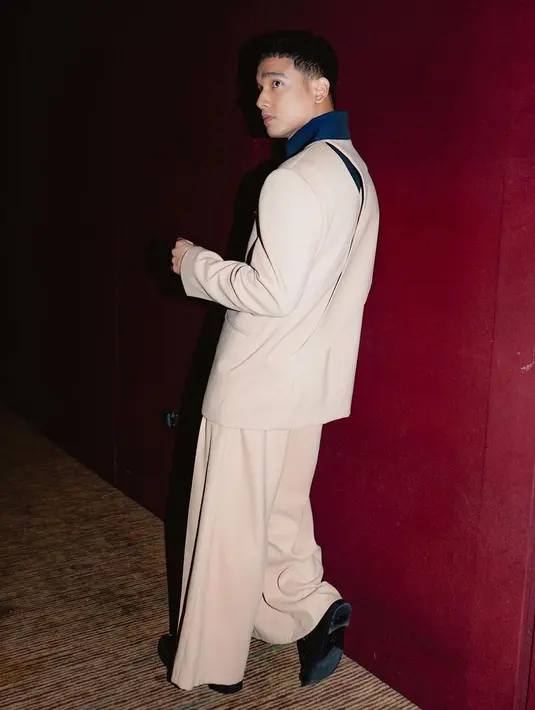 Banyak yang memuji penampilan Fadly ini bak model yang sedang catwalk. Bagaimana menurutmu, Sahabat FIMELA? [Foto: Instagram/fadlyfsl_]