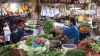 Pedagang melayani pembeli di Pasar Kebayoran, Jakarta, Senin  (21/12/2020). Meski harga di petani cenderung turun akibat pandemi, tetapi hal ini diperkirakan bakal mengurangi pasokan dan memicu kenaikan. (Liputan6.com/Angga Yuniar)