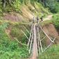 Jalanan untuk menuju Dusun Gun Tembawang yang berada di perbatasan Indonesia-Malaysia. (Liputan6.com/Lizsa Egehem)