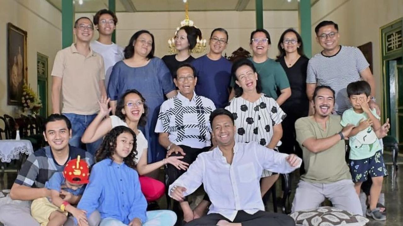 Sang suami, Kanjeng Pangeran Haryo Yudanegara pun membalas caption GKR Bendara melalui kolom komentar. <br>