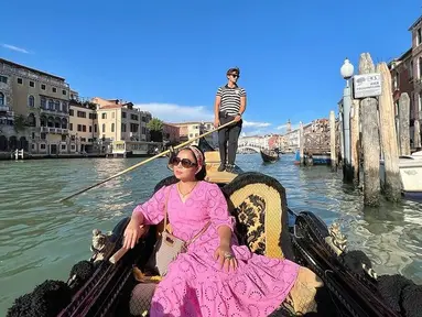 Mayangsari menikmati liburannya di Venesia dengan keliling naik gondola. Memakai dress pink, Mayang terlihat cantik. (instagram.com/mayangsari_official)