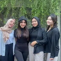 Potret Fuji dan sahabat lamanya (Sumber: Instagram/fuji_an dan Instagram/ghrnsh)