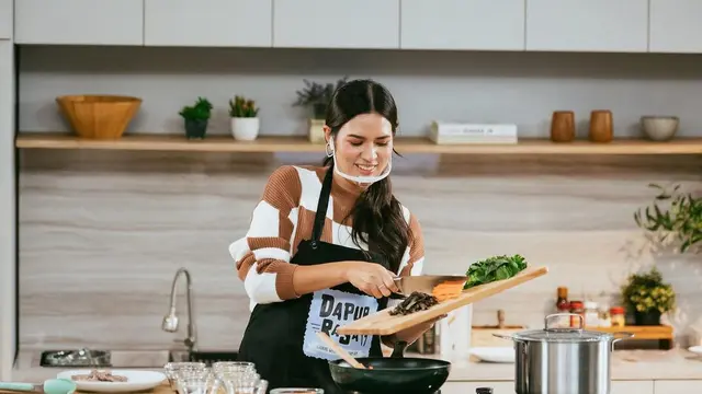 Usai Duet Bareng, Ini 6 Potret Raisa Jadi Chef Bareng Sam Kim di Dapur