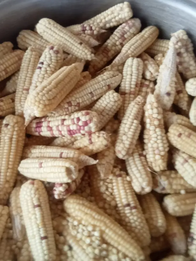 Cara Membuat Jagung Tumbuk Tradisional (Silvia Subitmele/Liputan6)