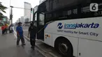 Penumpang turun dari  bus Transjakarta tujuan Kota-Blok M di Halte Pullman, Jakarta,Sabtu (10/10/2020). Moda transportasi umum Transjakarta tetap beroperasi normal, tapi untuk menurunkan penumpang tidak di lajur Bus Transjakarta karena Halte Utama Transjakarta di rusak. (merdeka.com/Imam Buhori)