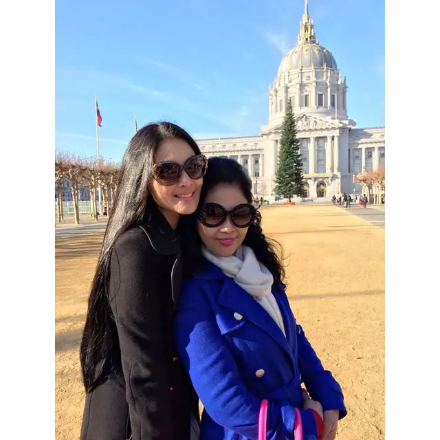 6 Potret Kebersamaan Sandra Dewi dan Ibunda, Bak Kakak Adik