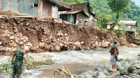 Tim gabungan yang terdiri dari BPBD Situbondo, TNI, Polisi meninjau dampak banjir di sejumlah titik (Istimewa)