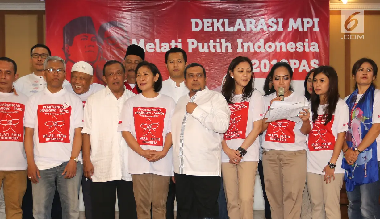 Kelompok emak-emak Melati Putih Indonesia saat deklarasi dukungan Prabowo-Sandi pada Pilpres 2019 di Bambu Apus Raya, Jakarta, Jumat (14/9). Deklarasi dukungan digelar di kediaman Djoko Santoso. (Liputan6.com/Fery Pradolo)