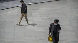 Antrean membentang ratusan meter di sekitar kuil di China pada akhir pekan, saat para jemaat muda yang putus asa berdoa untuk mendapatkan pekerjaan dalam ekonomi yang perlahan pulih dari pandemi covid. (AP Photo/Mark Schiefelbein)