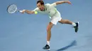Daniil Medvedev dari Rusia berusaha mengembalikan bola pukulan Rafael Nadal asal Spanyol pada pertandingan final tunggal putra Tenis Australia Open 2022 di Melbourne, Minggu (31/1/2022). (AP Photo/Tertius Pickard)