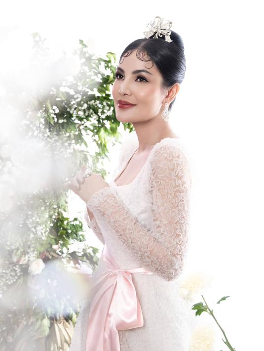 Banyak yang kaget dengan kabar mengenai isu pernikahan ini namun tidak sedikit yang membanjirinya dengan ucapan selamat dan doa. Bahkan tidak sedikit yang memberikan berbagai pujian mengenai penampilannya tersebut yang terlihat menawan. (Liputan6.com/IG/@riomotret)