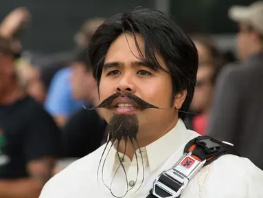 Ekspresi peserta saat mengikuti Kejuaraan Dunia Beard and Moustache Championships 2017 di Long Center for the Performing Arts, Remington, Austin, Texas (3/9). Ratusan peserta mengikuti Kejuaraan Jenggot dan Kumis tersebut. (AFP Photo/Suzanne Cordeiro)