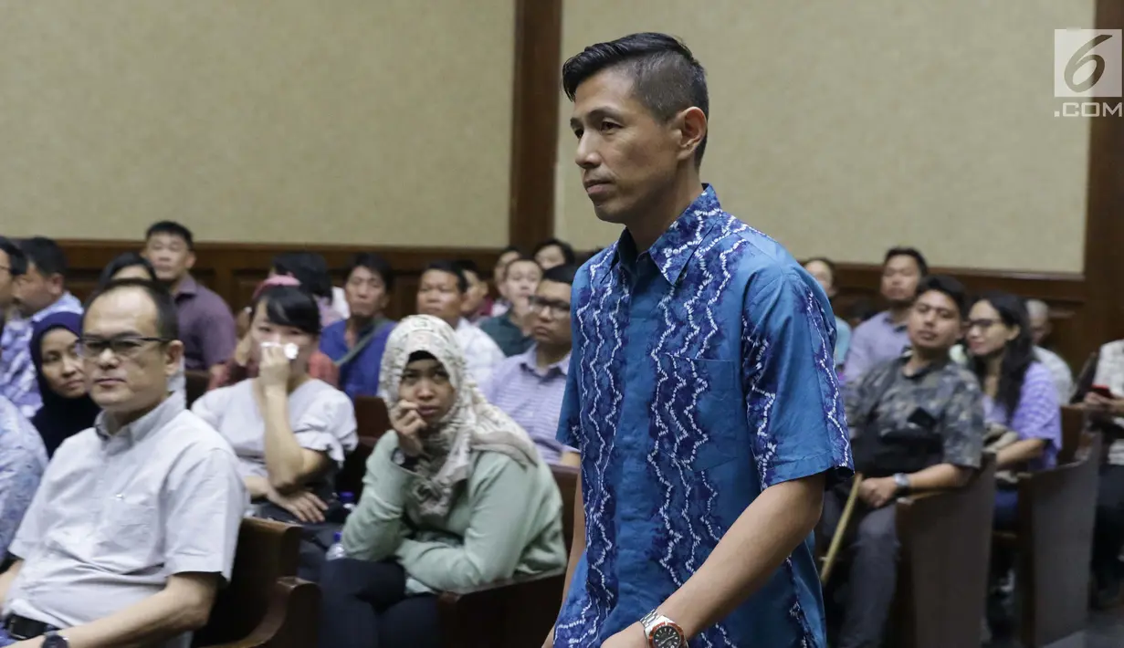 Terdakwa dugaan suap PT Krakatau Steel, Kurniawan Eddy Tjokro bersiap mengikuti sidang pembacaan vonis di Pengadilan Tipikor, Jakarta, Kamis (15/8/2019). Direktur PT Tjokro Bersaudara tersebut divonis 1 tahun 3 bulan penjara dan denda sebesar Rp 100 juta. (Liputan6.com/Helmi Fithriansyah)
