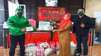 Manajemen perusahaan aplikator Grab Cirebon saat mengirim ratusan makanan kepada tenaga medis covid-19 sebagai dukungan terhadap perlawanan covid-19. Foto (Liputan6.com / Panji Prayitno)