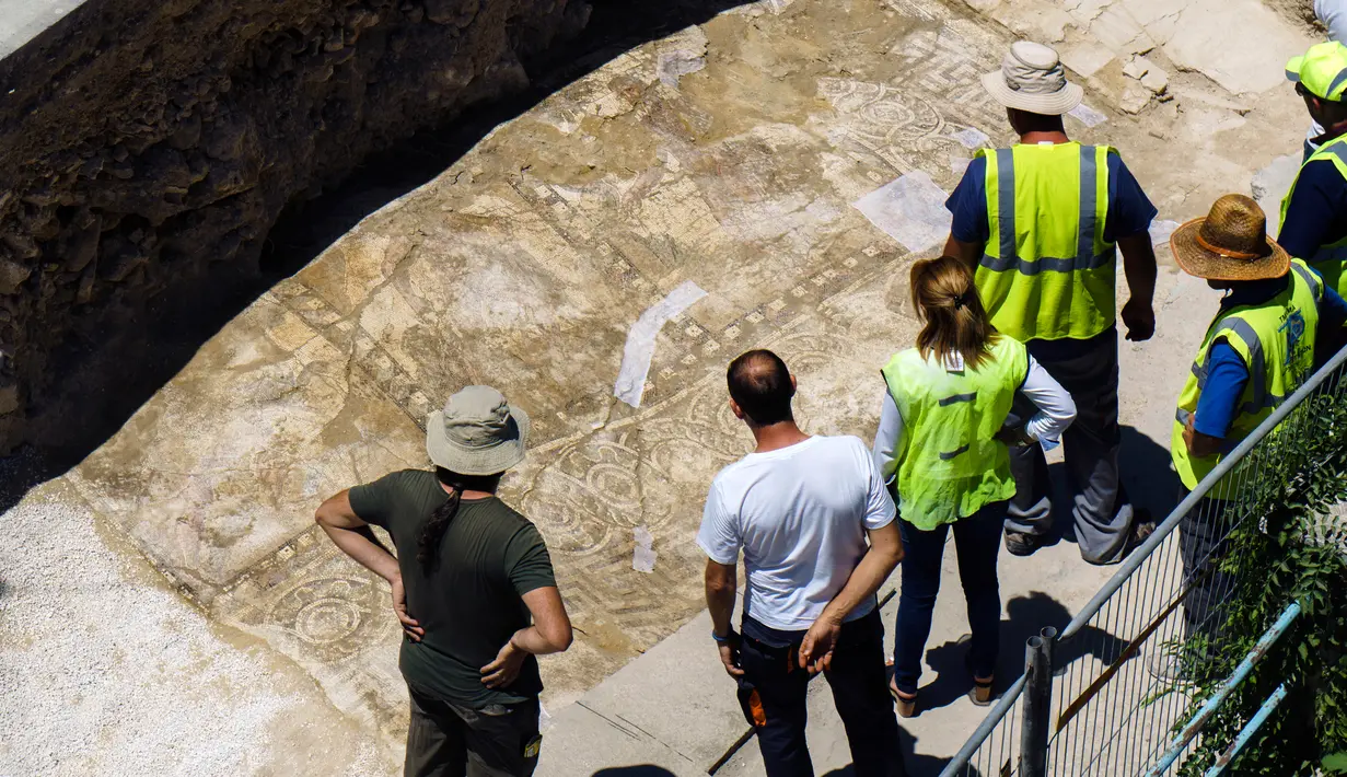 Sejumlah Arkeolog melihat mosaik peninggalan Romawi di Larnaca, Siprus (14/7).Mereka percaya bahwa mosaik ini merupakan peninggalan Romawi dari Kerajaan Kition. (Iakovos Hatzistavrou / AFP)