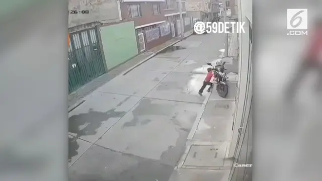 VIDEO: Gara-Gara Iseng, Bocah Ini Tertimpa Moge