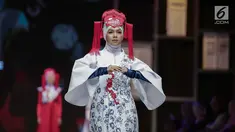Model mengenakan busana rancangan desainer Ina Priyono saat tampil dalam Muslim Fashion Festival 2018 di Jakarta, Jumat (20/4). Ina Priyono menampilkan rancanganya dengan tema 'Beautiful Niujie'. (Liputan6.com/Faizal Fanani)