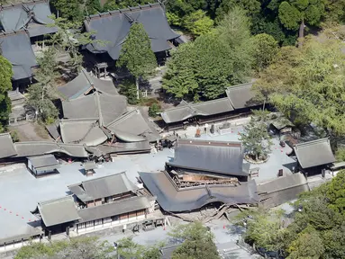 Sejumlah bangunan kekayaan budaya nasional Jepang runtuh akibat gempa bumi di Aso Shrine di Aso, Prefektur Kumamoto, Jepang selatan , Sabtu (16/4). Gempa berkekuatan 6,4 SR itu menewaskan sembilan orang dan 760 lainnya terluka. (REUTERS/Kyodo) 