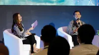 Head of PR Bureau Bukalapak, Monica Chua (kiri) dan Analisis Kebijakan Pasar Modal Syariah, Bazari Azhar Azizi (kanan) memberikan pemaparan dalam acara talkshow site event G20 di Indonesia Sharia Economic Festival (ISEF) di Jakarta Convention Center, Kamis (6/10/2022). Talkshow tersebut mengangkat tema Investasi Syariah Aman dan Berkah. (Liputan6.com/HO)