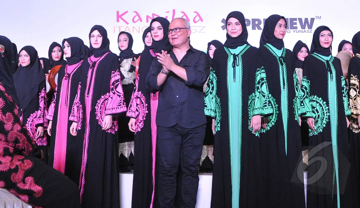 Desainer Itang Yunasz (tengah) bersama para modelnya dalam peragaan busana muslim bertajuk Puspa Ragam Andalas di Pusat Grosir Blok B Tanah Abang, Jakarta, Kamis (30/4/2015). (Liputan6.com/Herman Zakharia)