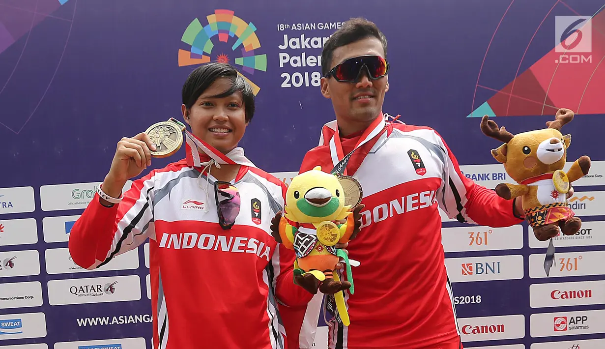 Atlet BMX Indonesia, I Gusti Bagus Saputra (kanan) dan Wiji Lesatri (kiri) foto bersama usai meraih medali perak dan perunggu di Pulo Mas International BMX Center, Sabtu (25/8). (Liputan6.com/Fery Pradolo)